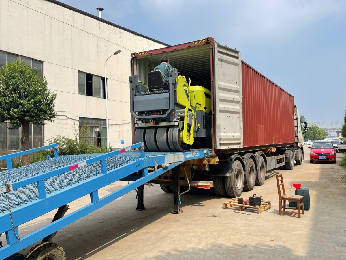 發(fā)往俄羅斯圣彼得堡20臺(tái)思拓瑞克雙鋼輪、鋼膠壓路機(jī)裝柜進(jìn)行時(shí)···